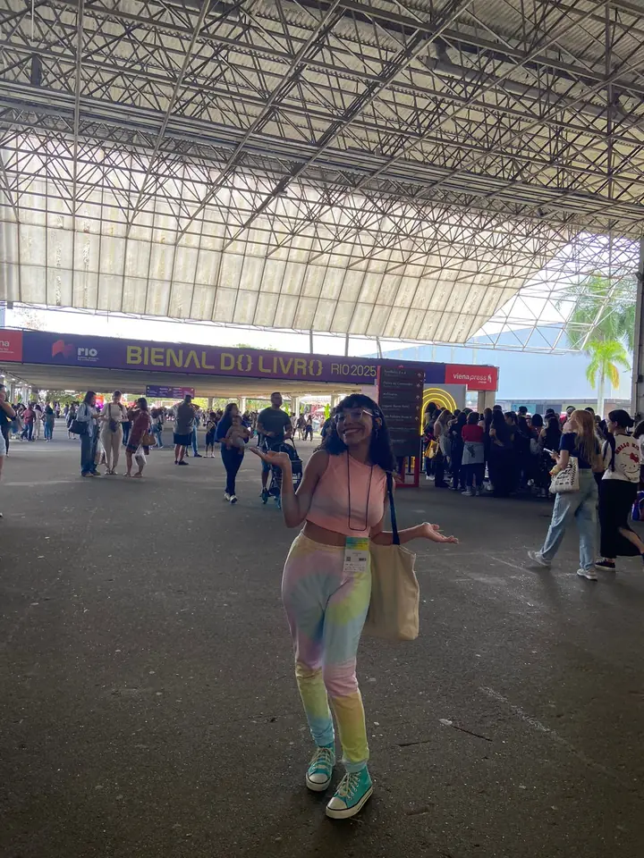 Júlia no pavilhão da Bienal do Livro Rio 2025, no Riocentro